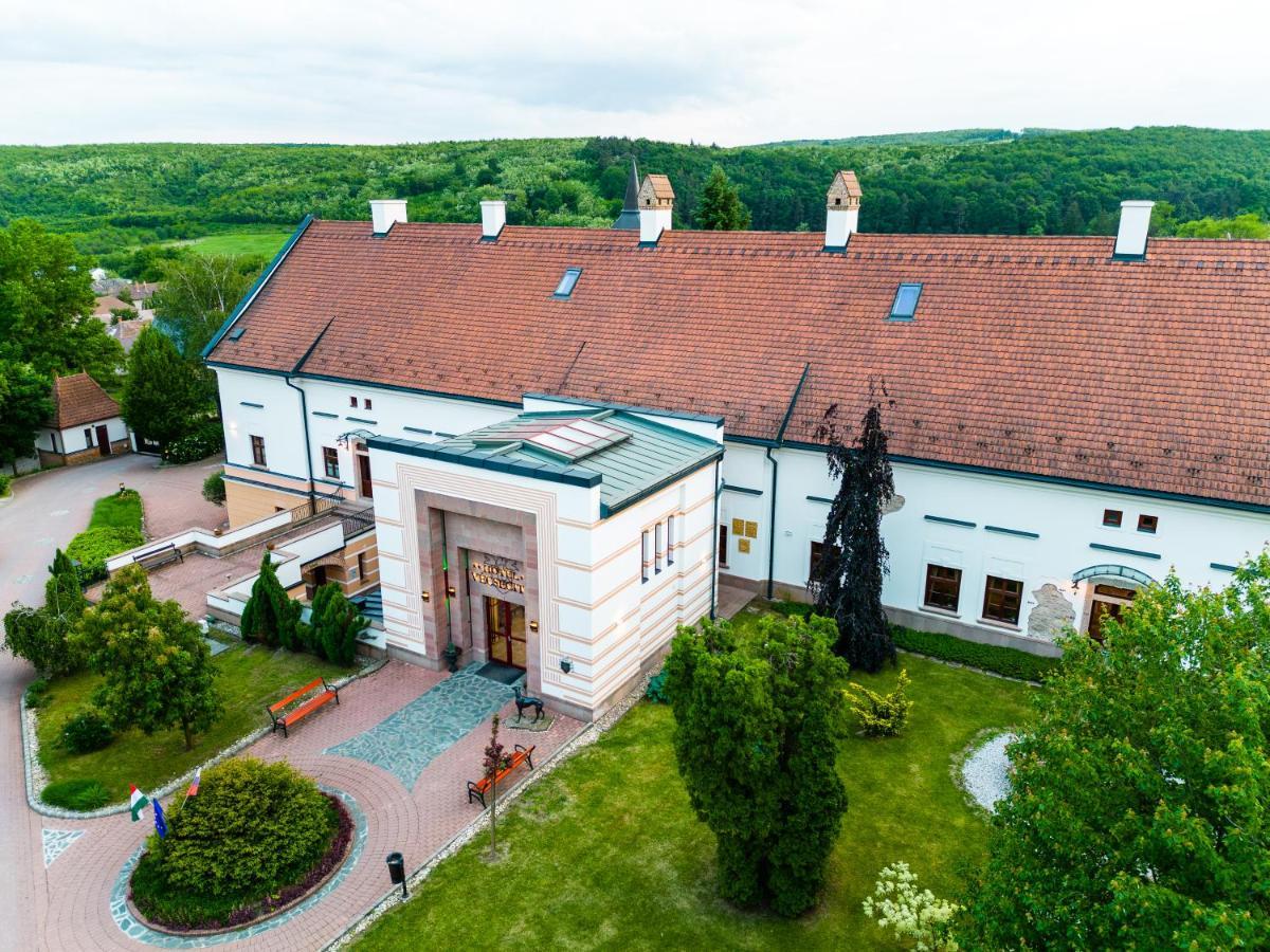 Hotel Vecsecity 4*